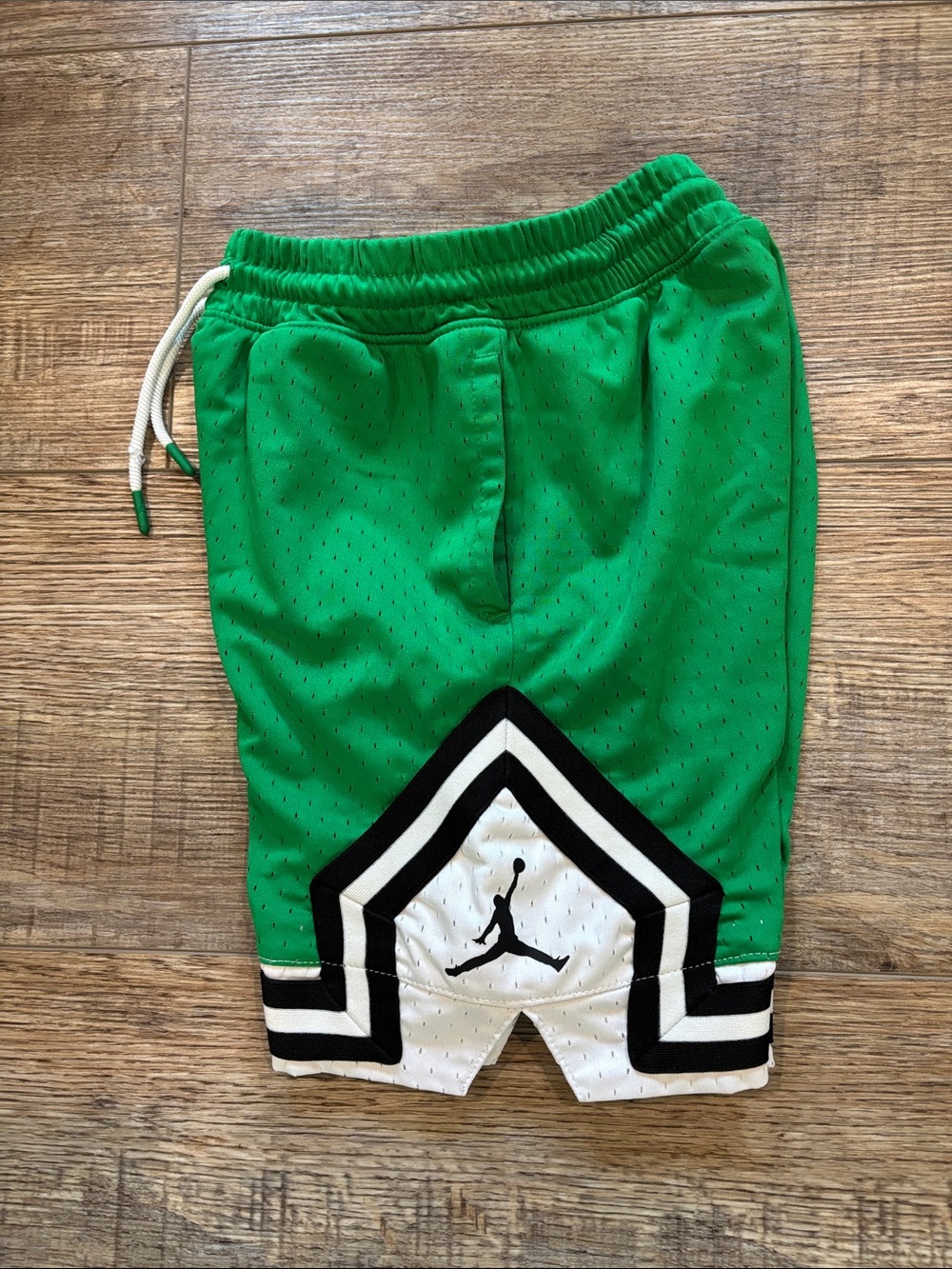 Jordan Kids Dri-Fit Sport Diamond Shorts, Kelly Green/White. Size Medium 10-12